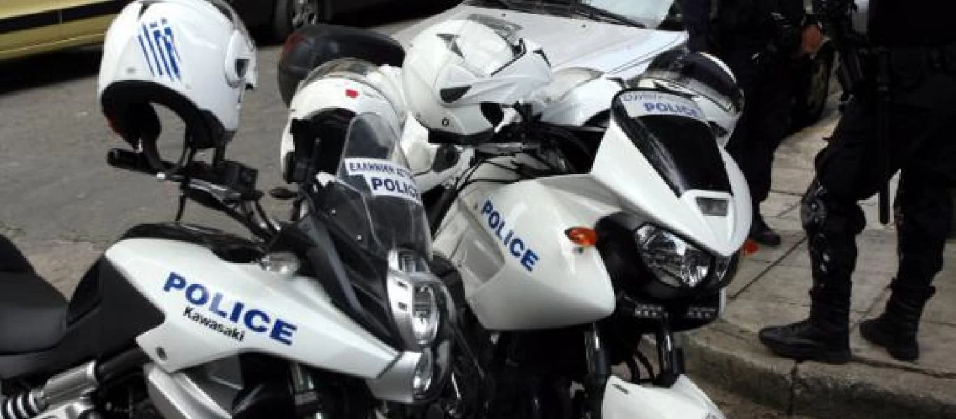 Άνδρες της ΔΙΑΣ έξω από το 401 όπου νοσηλεύεται ο τραυματίας αστυνομικός - Έστειλαν μήνυμα συμπαράστασης (βίντεο)